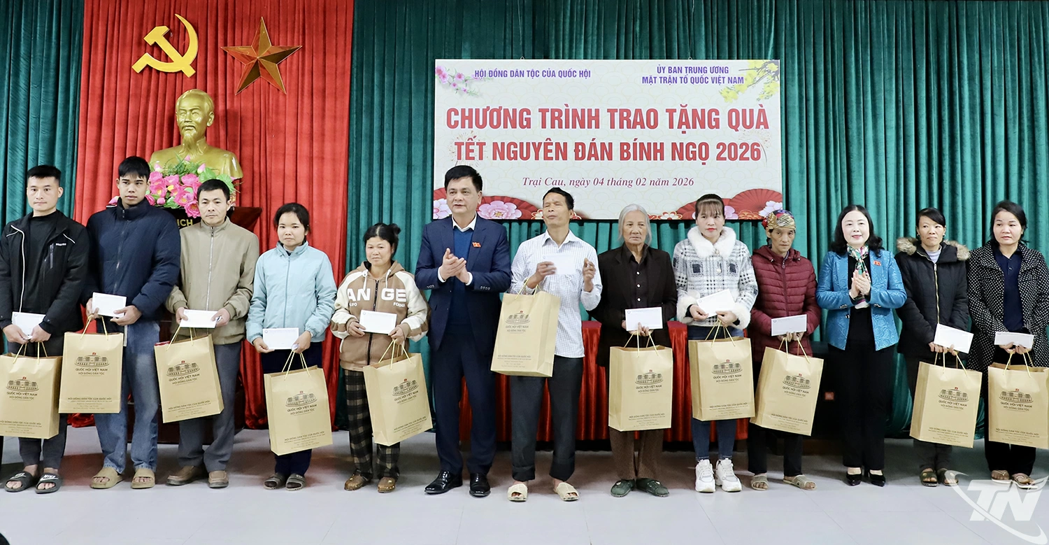 Đo&agrave;n đại biểu Quốc hội tỉnh trao qu&agrave; Tết c&aacute;c gia đ&igrave;nh ch&iacute;nh s&aacute;ch tại x&atilde; Trại Cau.