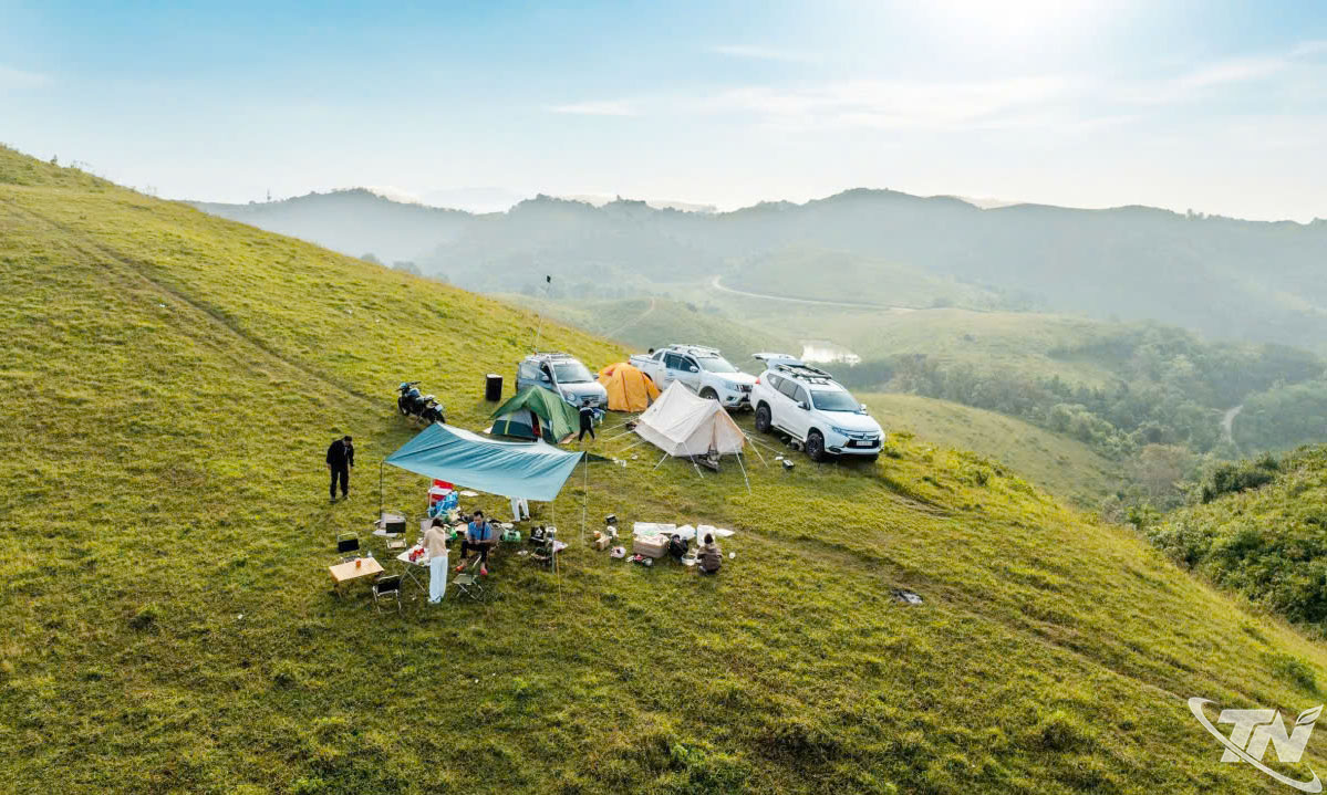 Du khách cắm trại trên thảo nguyên Sam Chiêm.
