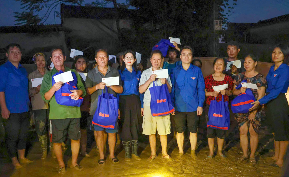 Tỉnh đoàn Thái Nguyên phối hợp với Báo Tuổi trẻ tổ chức đoàn đến thăm, động viên và tặng quà cho các hộ dân bị ảnh hưởng nặng nề bởi mưa lũ