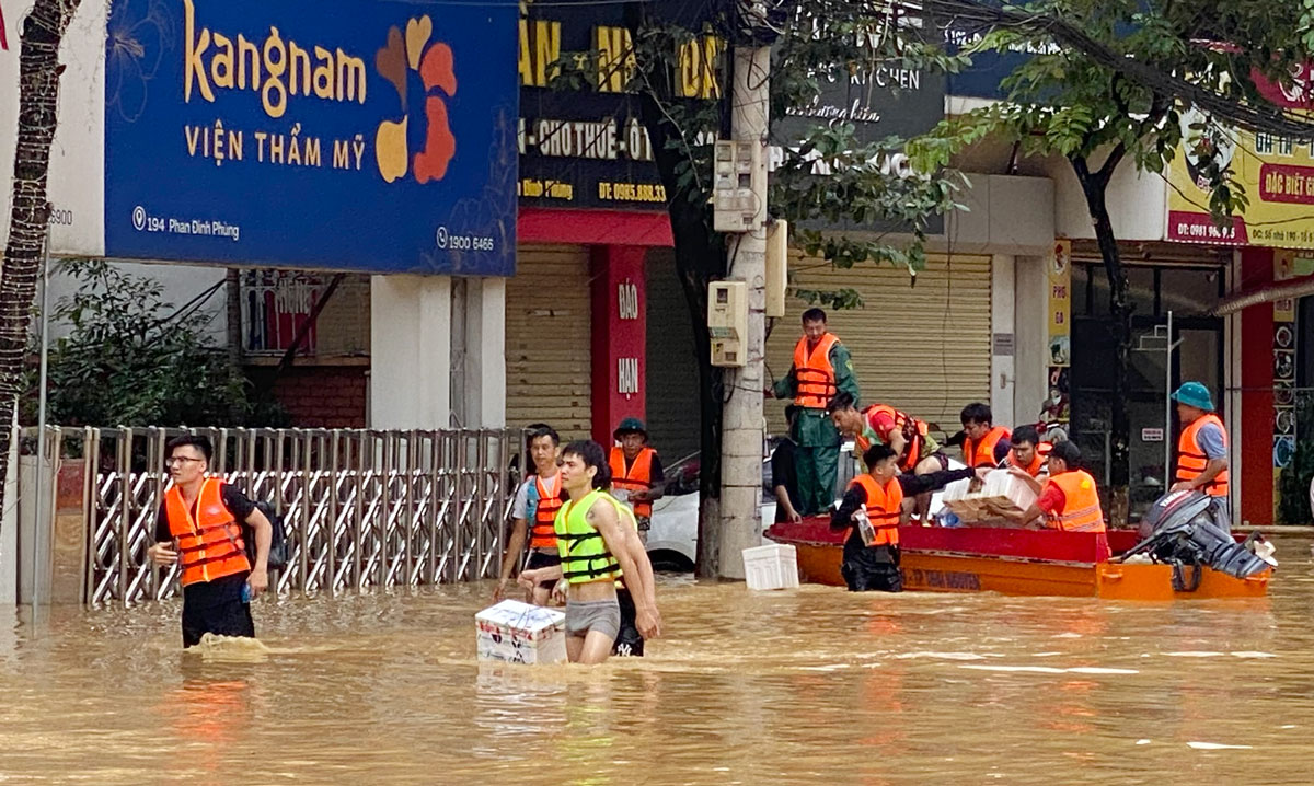 Nhiều đoàn hỗ trợ dầm mình trong nước để hỗ trợ người dân