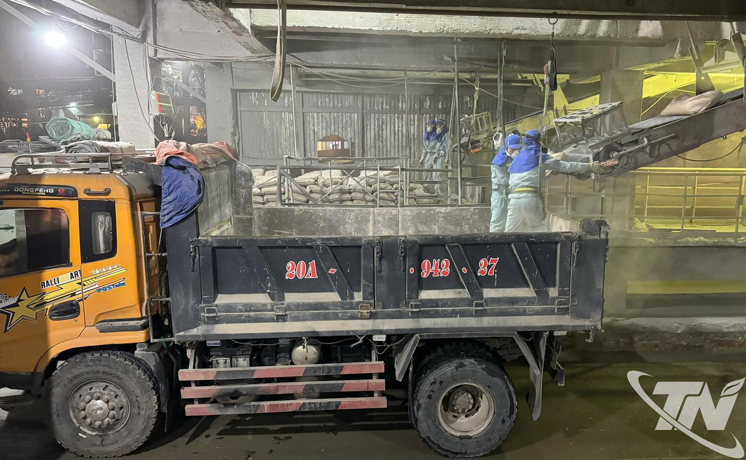 Ngay trong ngày đầu ra quân, Công ty CP Xi măng La Hiên đã xuất bán hơn 2.500 tấn sản phẩm.