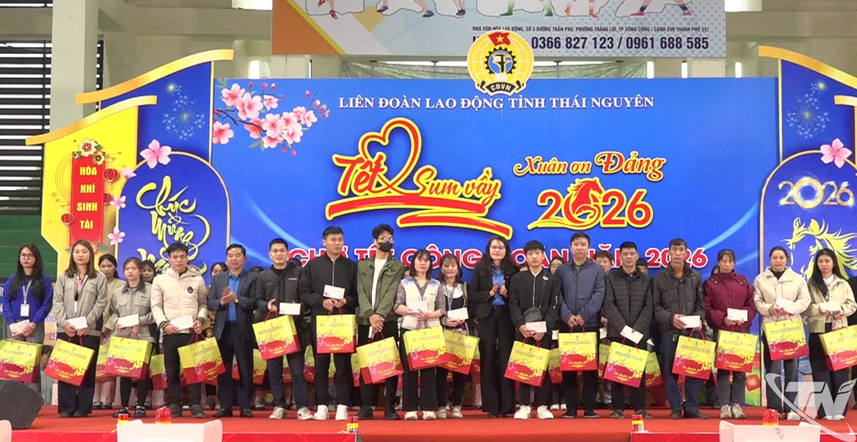 Tổng Liên đoàn Lao động Việt Nam đã trao 100 suất quà Tết
