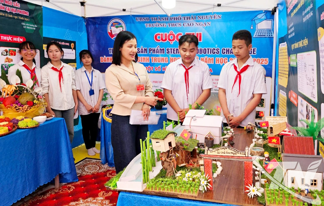 Các em học sinh tham gia Cuộc thi trưng bày sản phẩm STEM và Robotics Challenge dành cho học sinh THCS năm học 2024-2025.