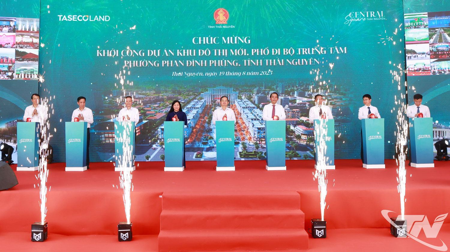 Đồng chí Chủ tịch UBND tỉnh Phạm Hoàng Sơn và các đại biểu dự Lễ khởi công Dự án Khu đô thị mới, phố đi bộ trung tâm Phường Phan Đình Phùng.