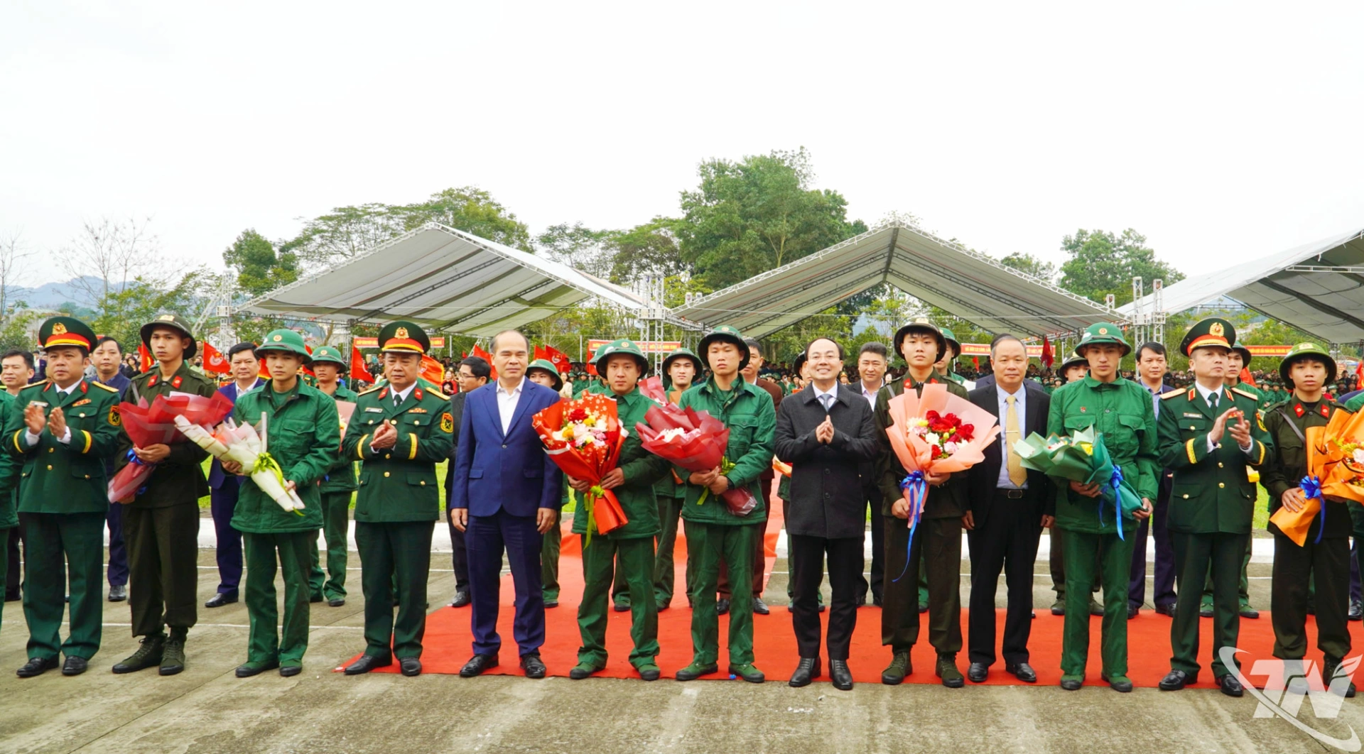 Các đồng chí lãnh đạo tỉnh và Quân khu 1 tặng hoa động viên các tân binh trước khi lên đường làm nhiệm vụ.