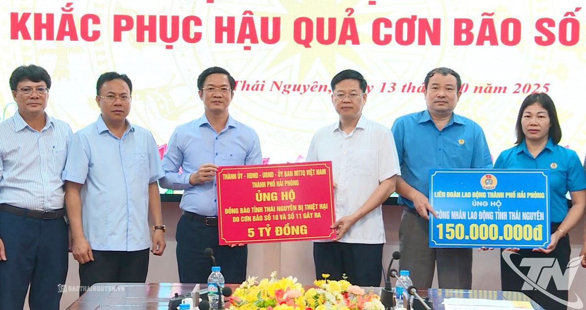 Đồng chí Phạm Văn Lập, Phó Bí thư Thành ủy, Chủ tịch Ủy ban MTTQ TP. Hải Phòng trao hỗ trợ 