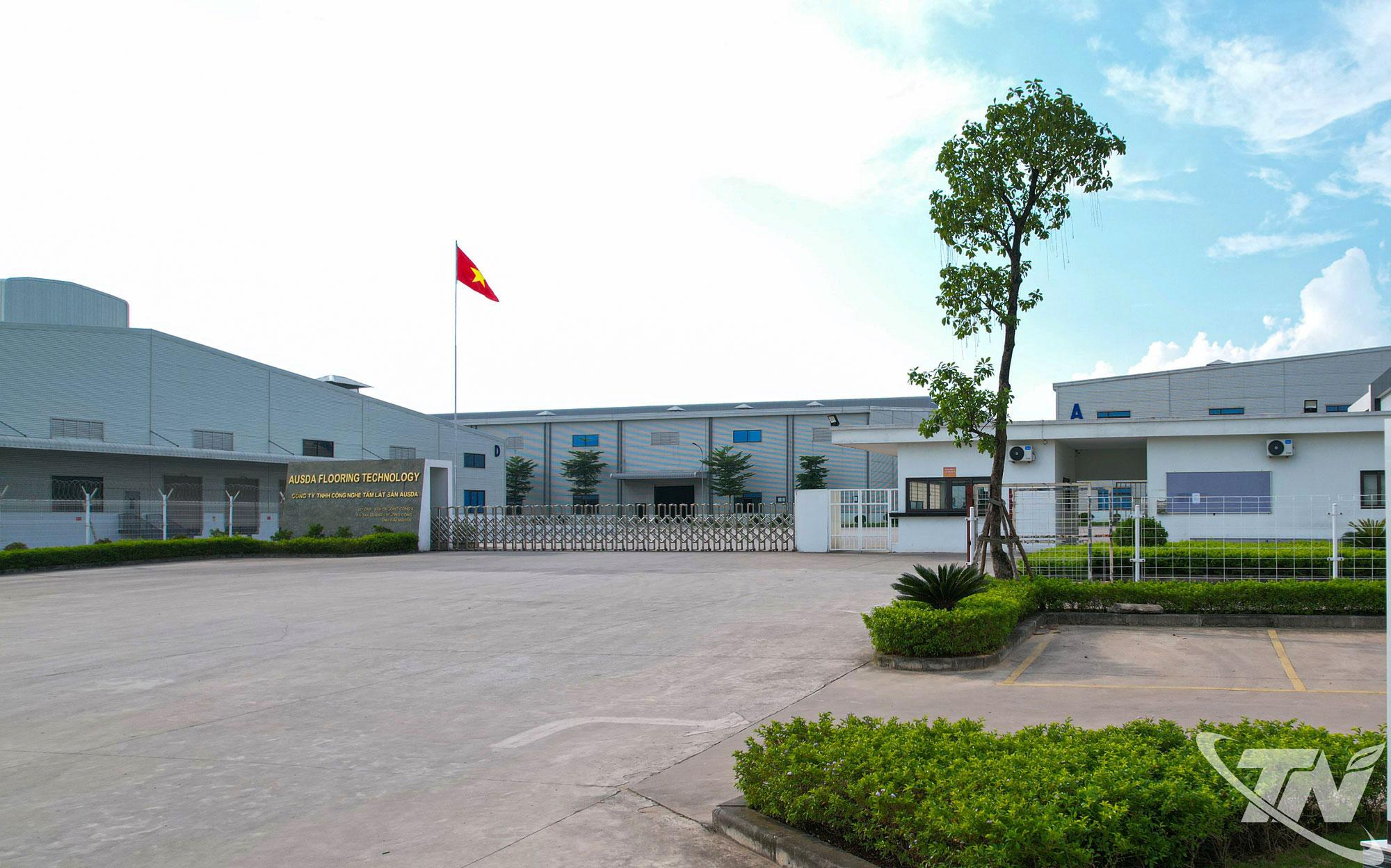 Dự án có tổng vốn đầu tư quy đổi là 825 tỷ đồng; công suất 20 triệu mét vuông tấm lát sàn PVC/năm.