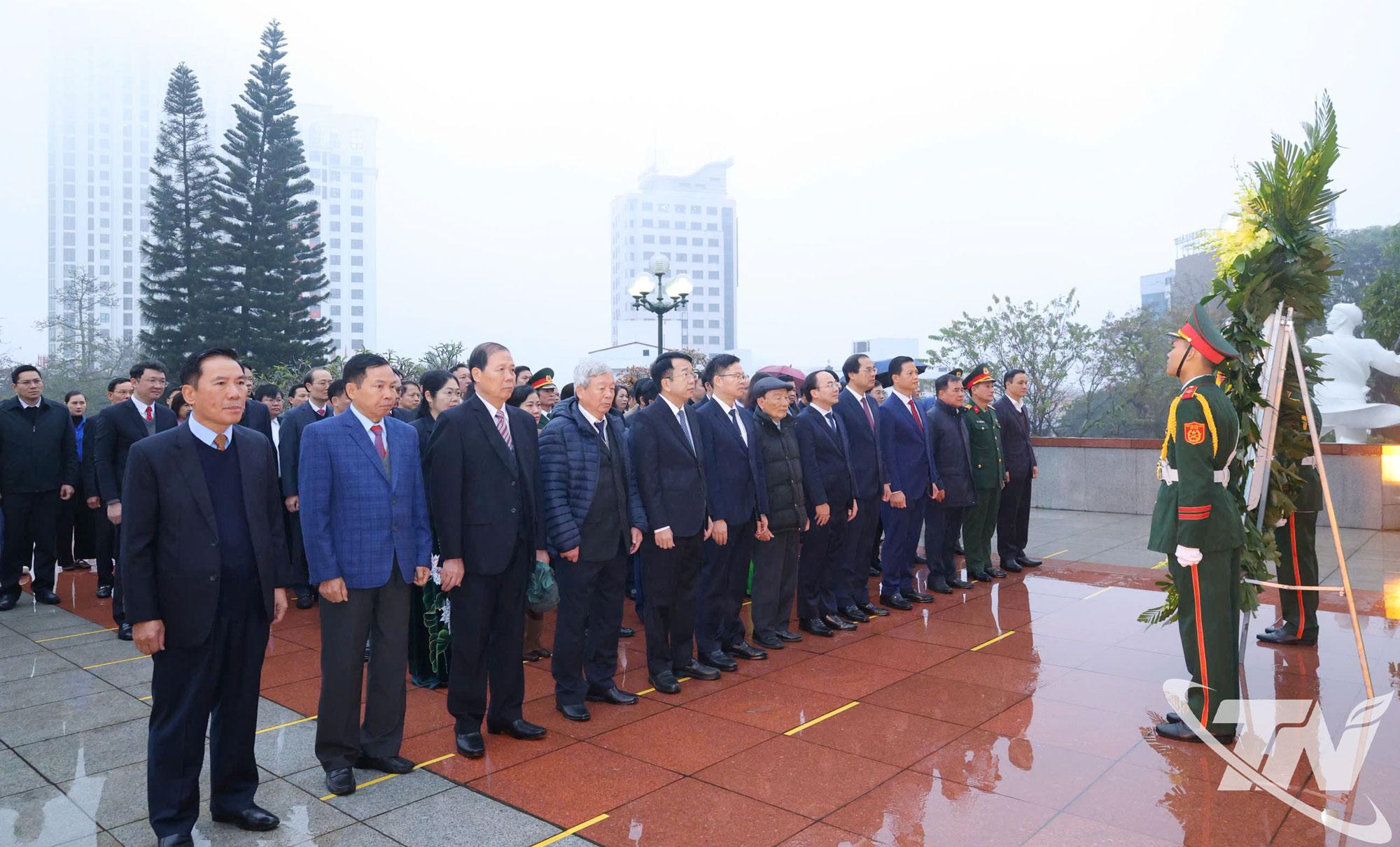 Đoàn đại biểu tỉnh Thái Nguyên đến dâng hương tại Đài tưởng niệm các Anh hùng liệt sĩ tỉnh.