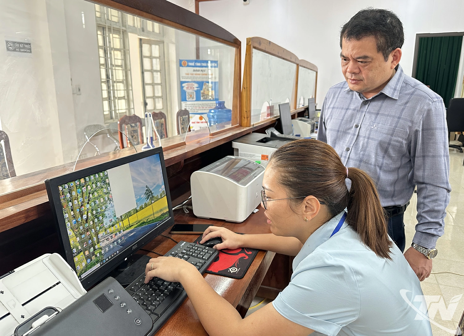 Lãnh đạo xã Phúc Lộc kiểm tra việc thực hiện nhiệm vụ tại Trung tâm Phục vụ hành chính công của xã.