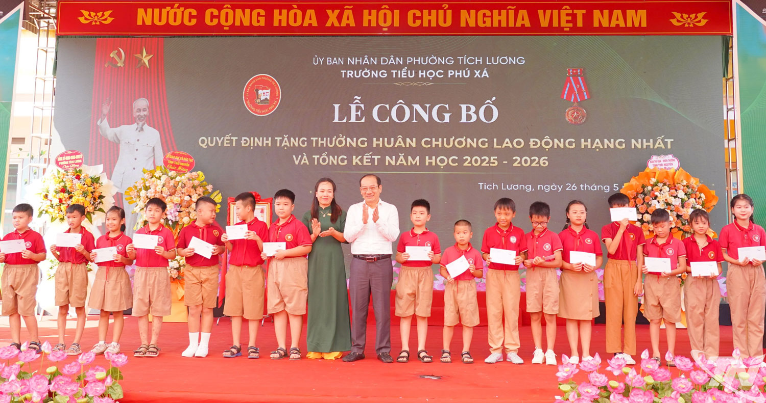Trường Tiểu học Phú Xá vinh dự đón nhận Huân chương Lao động hạng Nhất.