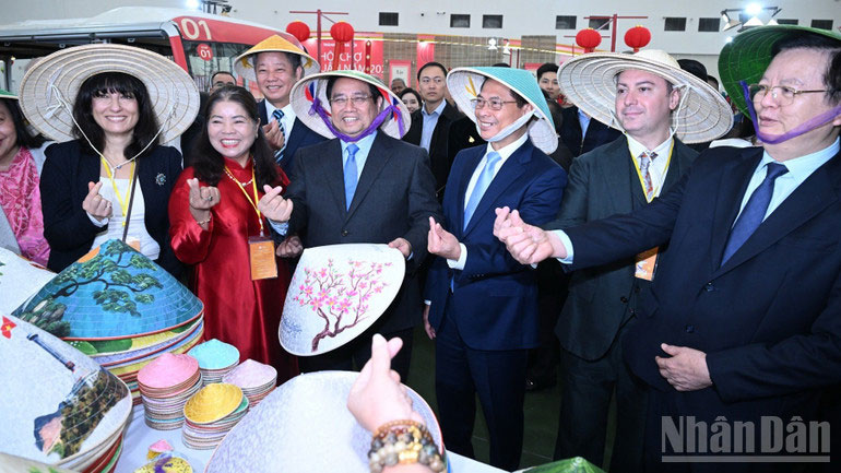 Thủ tướng Phạm Minh Ch&iacute;nh v&agrave; c&aacute;c đồng ch&iacute; l&atilde;nh đạo, đại biểu tham dự lễ khai mạc. (Ảnh: Trần Hải)