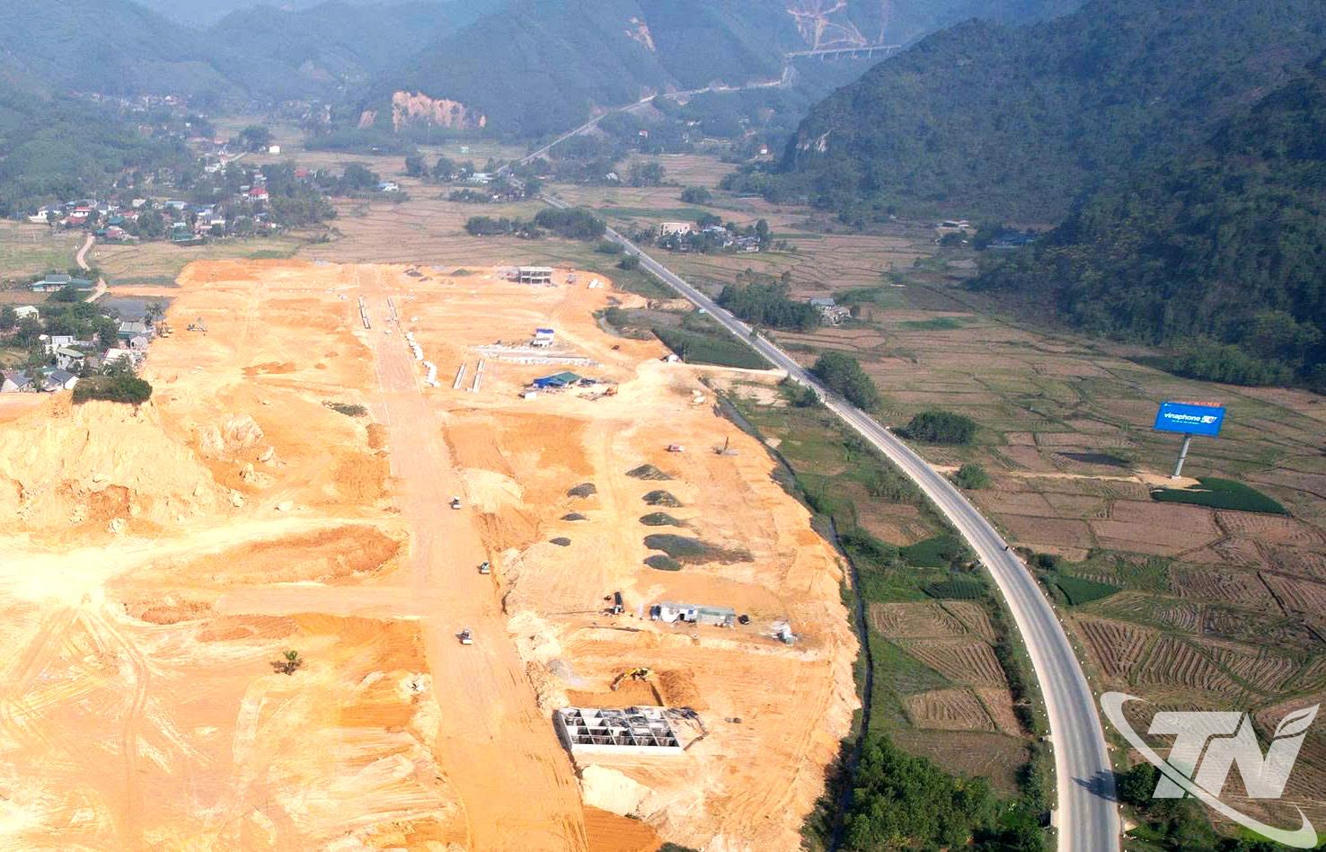 Cụm công nghiệp Yên Lạc (xã Phú Lương) được xây dựng sát tuyến đường Thái Nguyên - Chợ Mới, thu hút nhiều doanh nghiệp đầu tư thứ cấp. Ảnh trong bài: Nhóm P.V