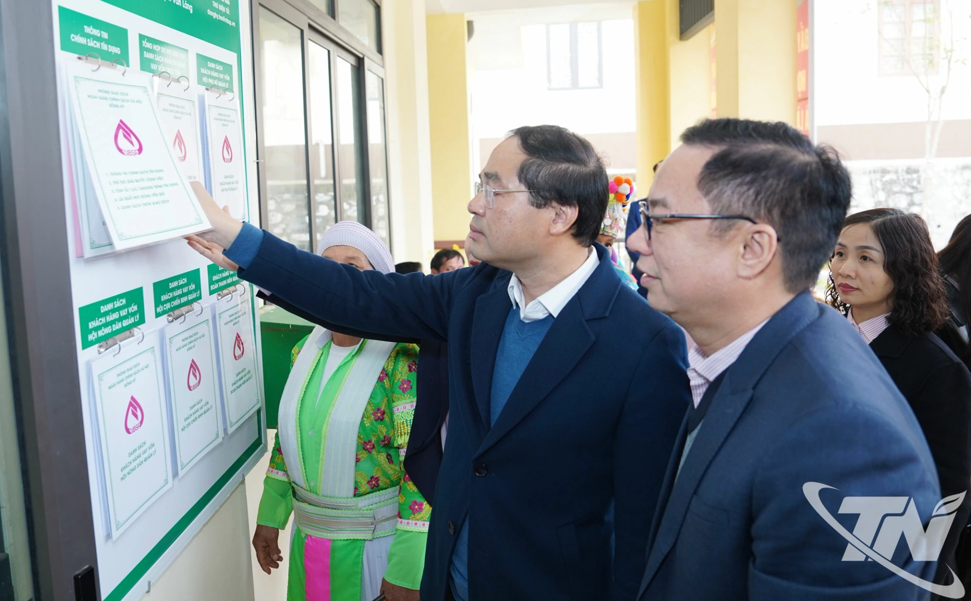 Đồng ch&iacute; B&iacute; thư Tỉnh ủy Trịnh Xu&acirc;n Trường kiểm tra việc ni&ecirc;m yết c&aacute;c thủ tục vay vốn Ng&acirc;n h&agrave;ng Ch&iacute;nh s&aacute;ch x&atilde; hội tại x&atilde; Văn Lăng.