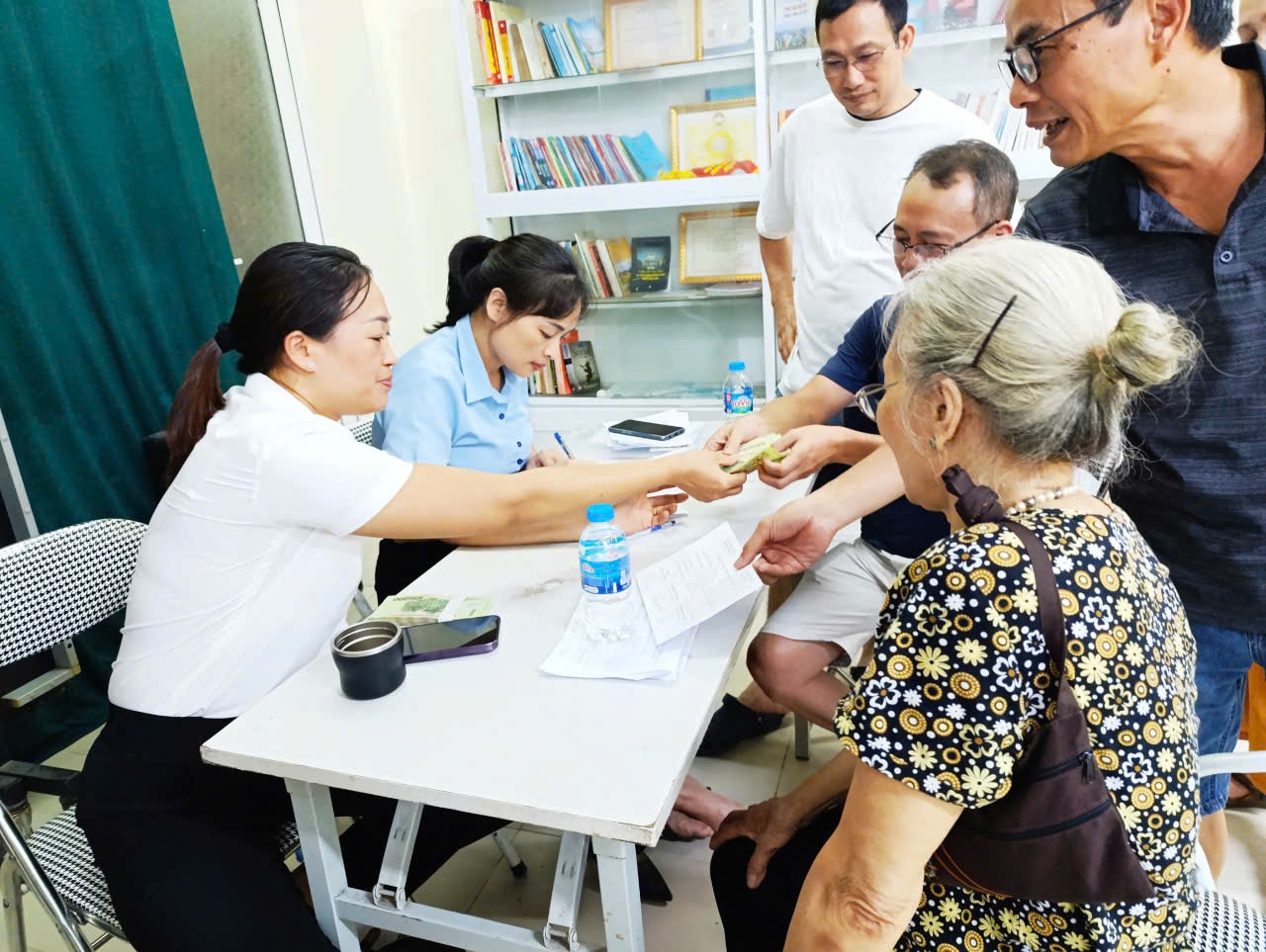 Người dân tại Tổ dân phố 22, phường Phúc Lợi làm thủ tục nhận quà Quốc khánh. Ảnh: Phạm Hùng