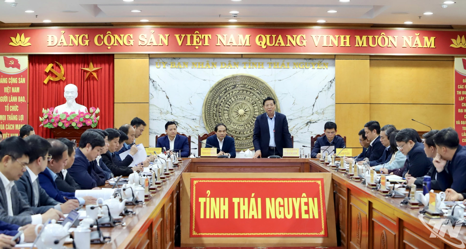 L&agrave;m việc tại UBND tỉnh Th&aacute;i Nguy&ecirc;n.