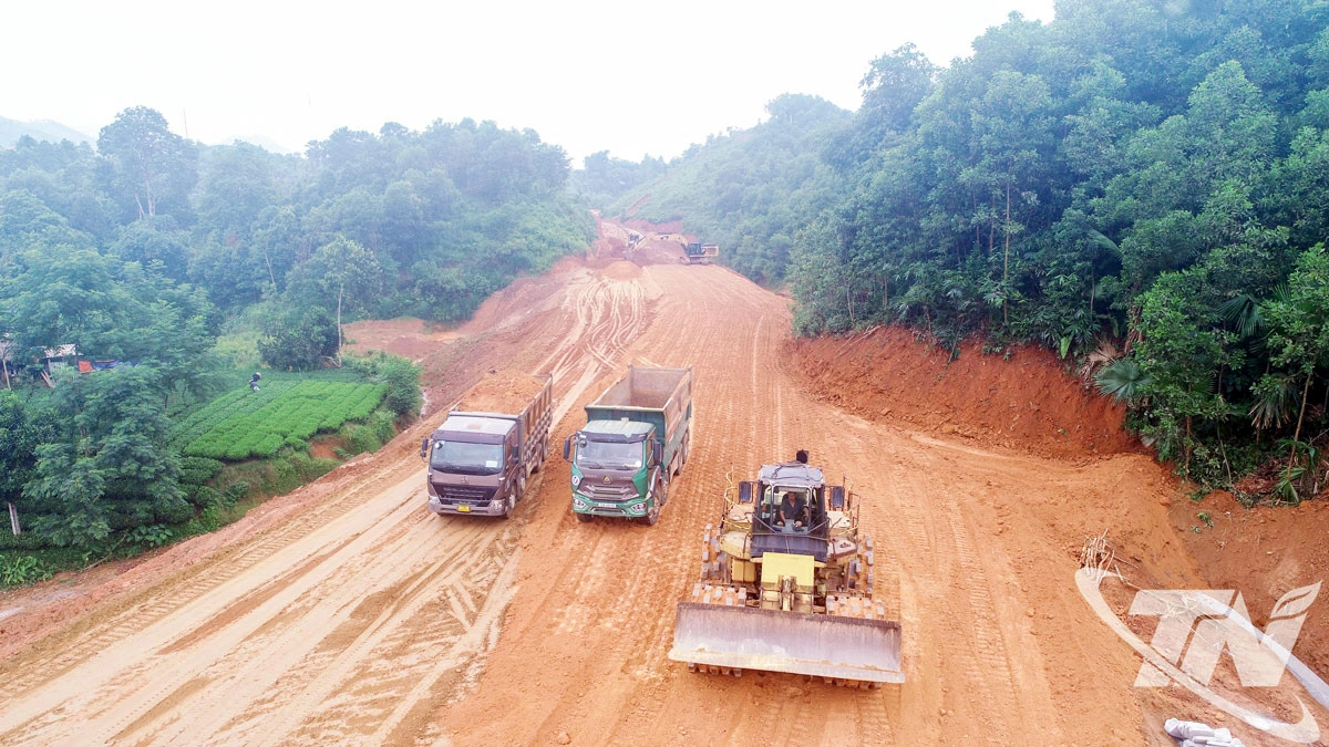 Dự &aacute;n đường Hồ Ch&iacute; Minh đoạn Chợ Chu - ng&atilde; ba Trung Sơn (giai đoạn 2) qua địa b&agrave;n tỉnh Th&aacute;i Nguy&ecirc;n được c&aacute;c nh&agrave; thầu tập trung nh&acirc;n lực, m&aacute;y m&oacute;c thiết bị đẩy nhan tiến độ thi c&ocirc;ng.