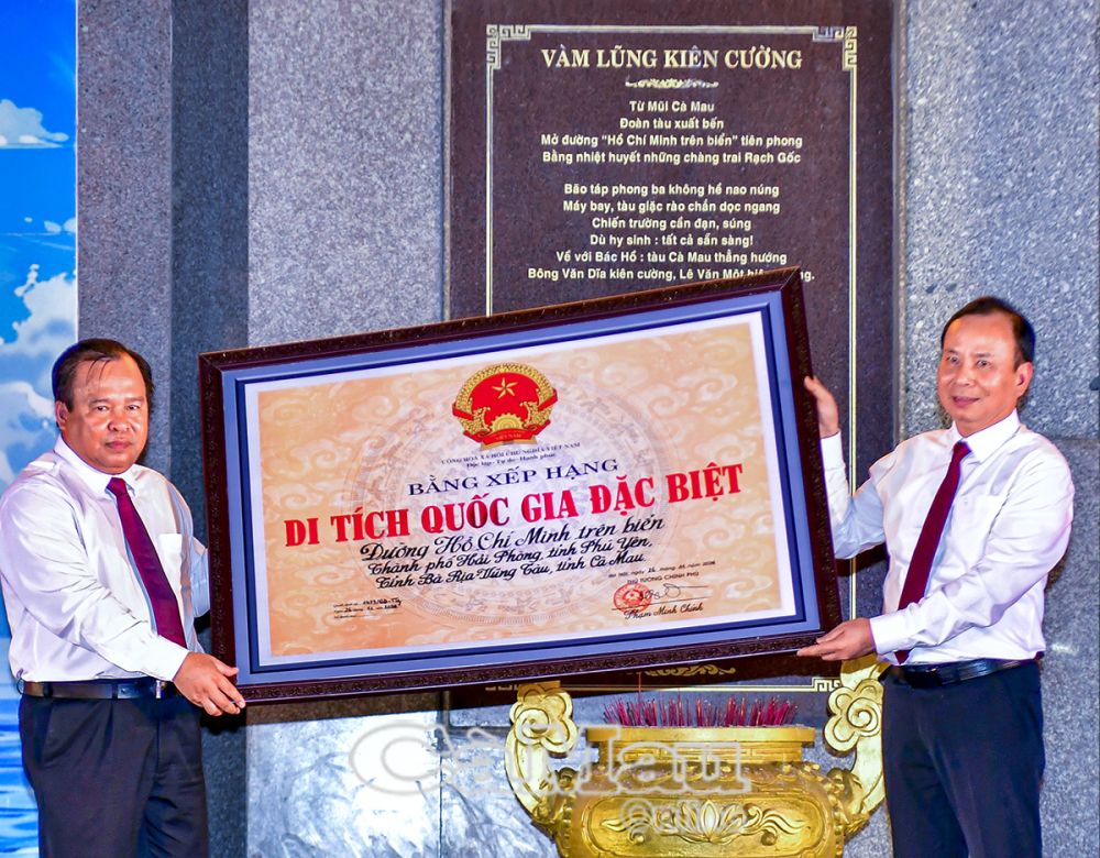 Ph&oacute; chủ tịch UBND tỉnh Nguyễn Minh Lu&acirc;n (b&igrave;a tr&aacute;i) đ&oacute;n nhận Bằng Di t&iacute;ch lịch sử quốc gia đặc biệt Bến V&agrave;m Lũng - C&agrave; Mau. Ảnh: Thanh Minh