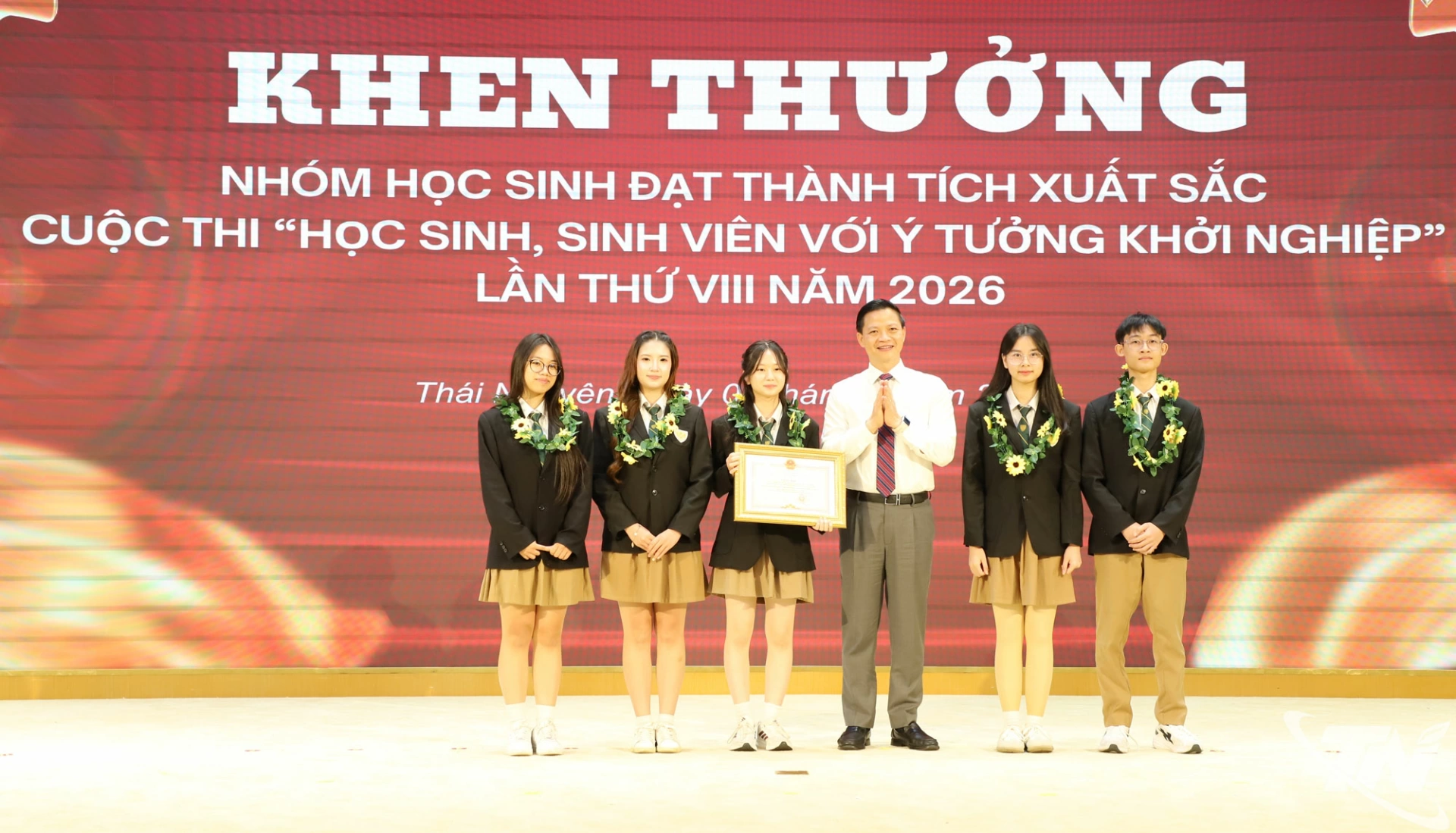 Đồng chí Vương Quốc Tuấn trao tặng Bằng khen của Chủ tịch UBND tỉnh cho nhóm học sinh đạt giải Nhất Cuộc thi khởi nghiệp.