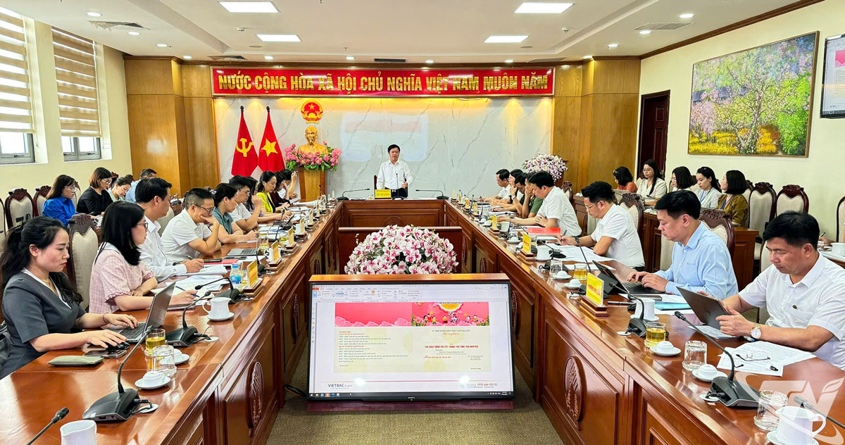 Đồng chí Bùi Văn Lương, Phó Chủ tịch UBND tỉnh, Trưởng Ban Tổ chức chương trình Trung thu tỉnh Thái Nguyên năm 2025 phát biểu chỉ đạo tại cuộc họp.