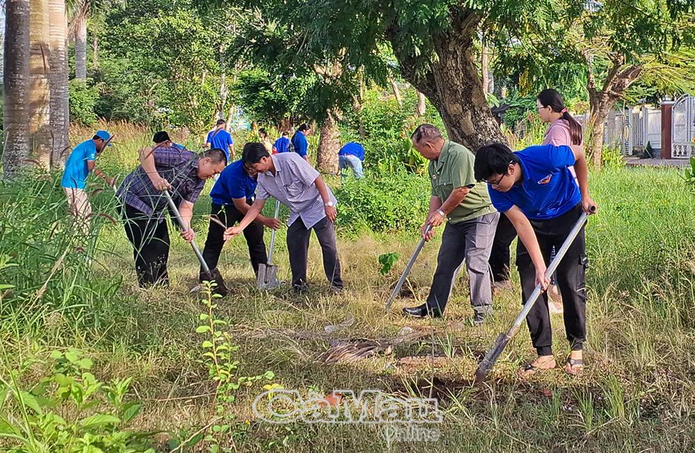 Mặt trận v&agrave; c&aacute;c đo&agrave;n thể phường ra qu&acirc;n l&agrave;m vệ sinh m&ocirc;i trường.