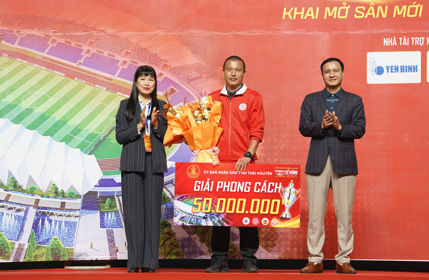 Ban Tổ chức trao Giải Phong c&aacute;ch cho C&acirc;u lạc bộ Thể C&ocirc;ng Viettel.