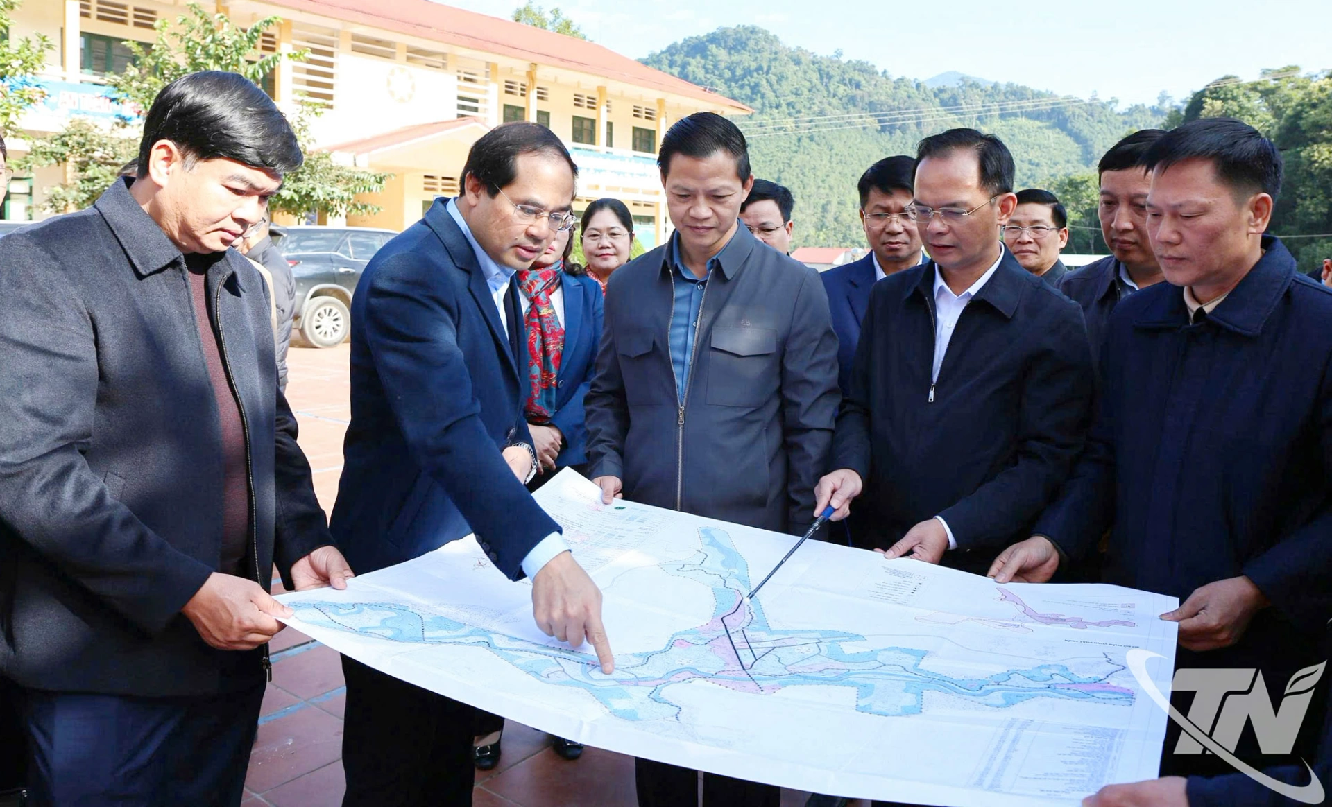 Đồng chí Bí thư Tỉnh ủy Trịnh Xuân Trường; đồng chí Chủ tịch UBND tỉnh Vương Quốc Tuấn, cùng Đoàn công tác của tỉnh đi kiểm tra, nắm bắt tình hình phát triển kinh tế - xã hội tại các xã khu vực phía Bắc của tỉnh.