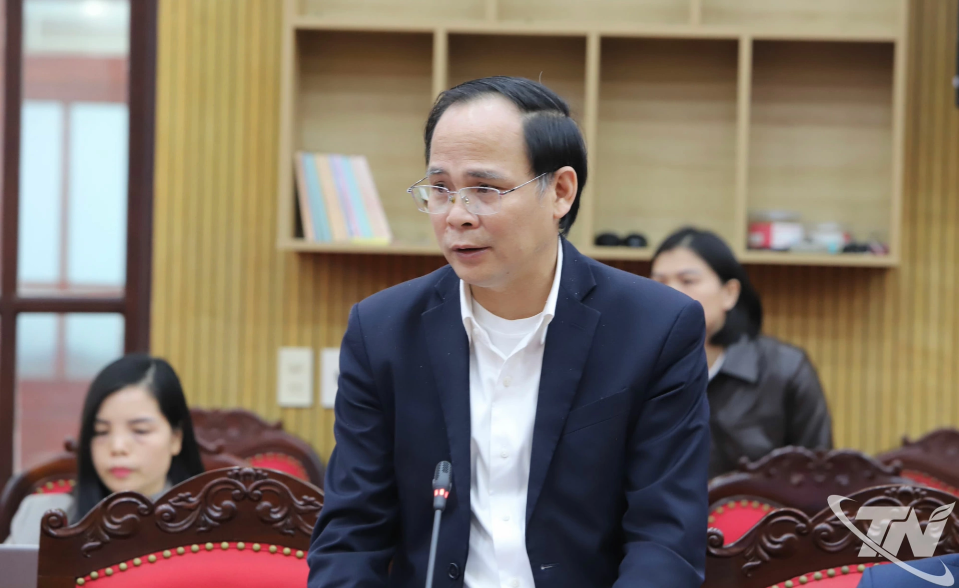 Đồng ch&iacute; Ph&oacute; Chủ tịch UBND tỉnh Nguyễn Linh b&aacute;o c&aacute;o một số nội dung tại Hội nghị.