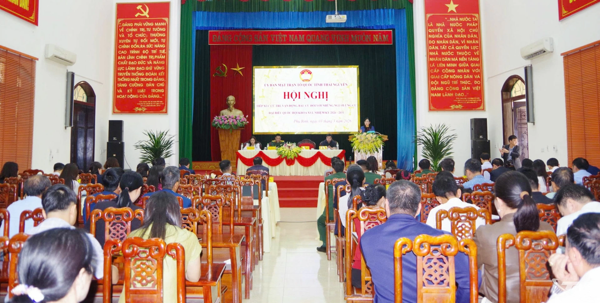 Điểm cầu tiếp xúc cử tri tại xã Phú Bình.