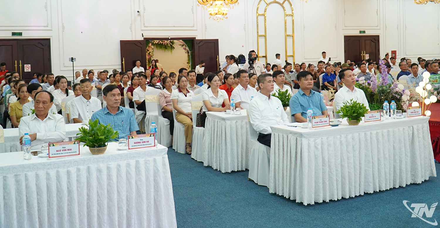 Các đại biểu và bà con nông dân Thái Nguyên dự Hội nghị.