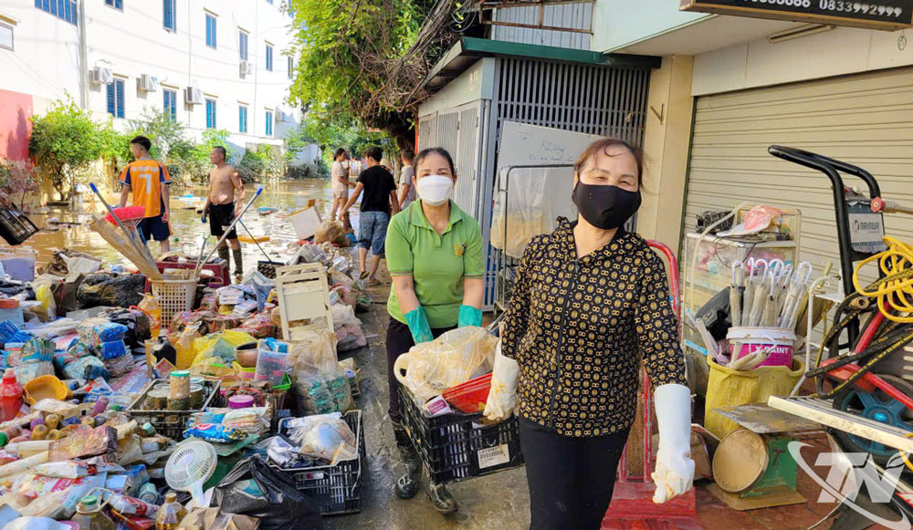 Nhân dân các tổ dân phố thuộc phường Phan Đình Phùng khẩn trương dọn dẹp vệ sinh nhà cửa, hè đường ngay sau khi nước rút.