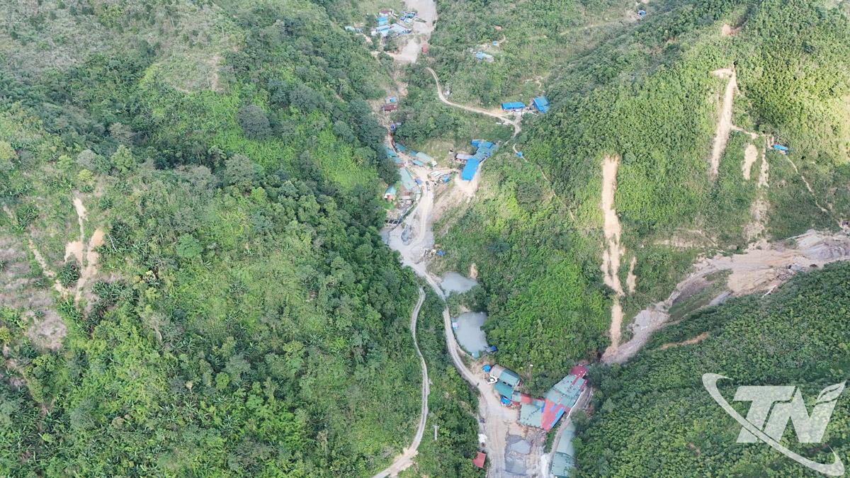 Toàn cảnh khu vực mỏ vàng Khau Âu (xã Yên Bình), nơi hoạt động khai thác đã dần đi vào nền nếp.