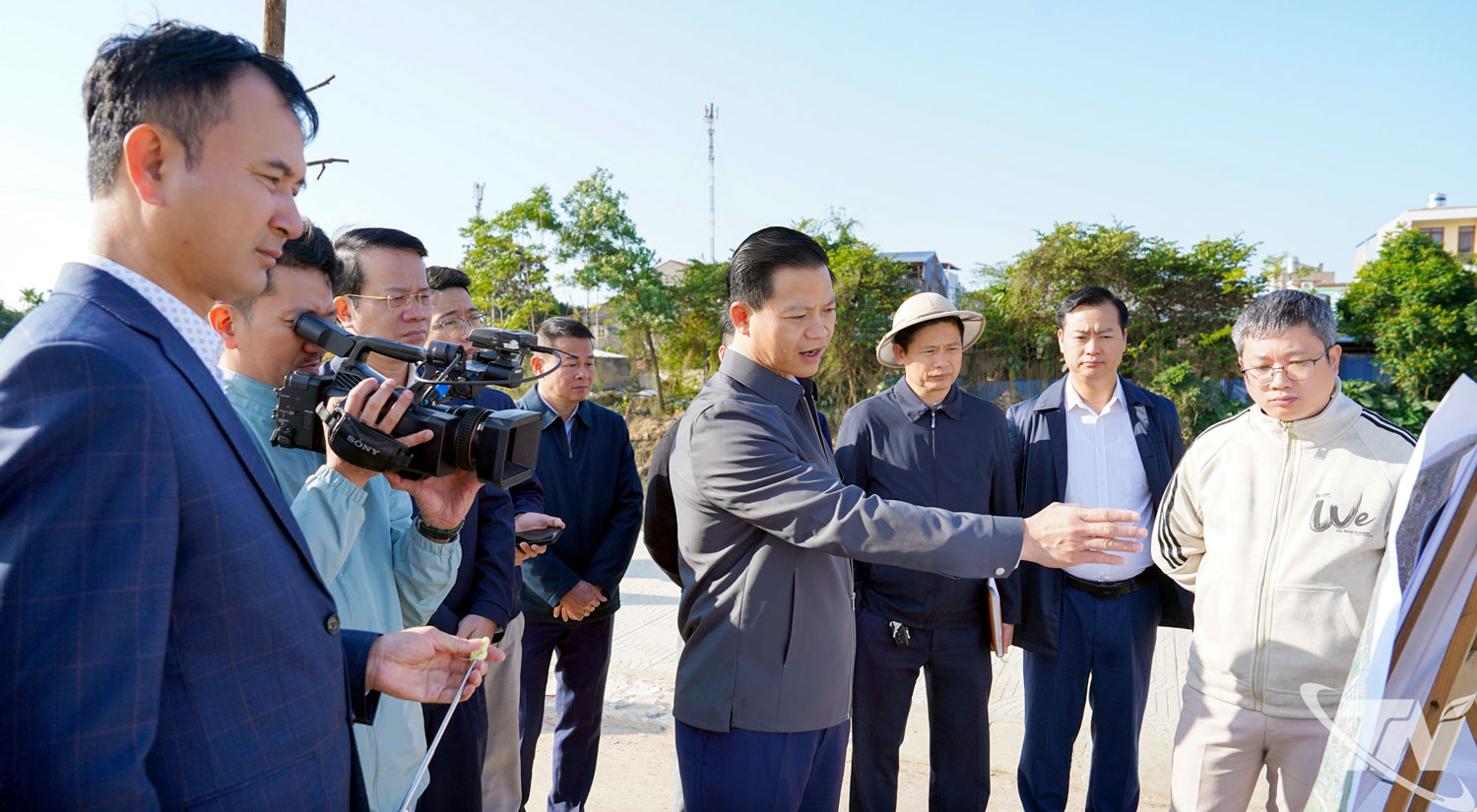 Đồng ch&iacute; Chủ tịch UBND tỉnh Vương Quốc Tuấn y&ecirc;u cầu đơn vị thi c&ocirc;ng đẩy nhanh tiến độ thi c&ocirc;ng, phấn đấu cơ bản ho&agrave;n th&agrave;nh Dự &aacute;n trước Tết Nguy&ecirc;n đ&aacute;n 2026.