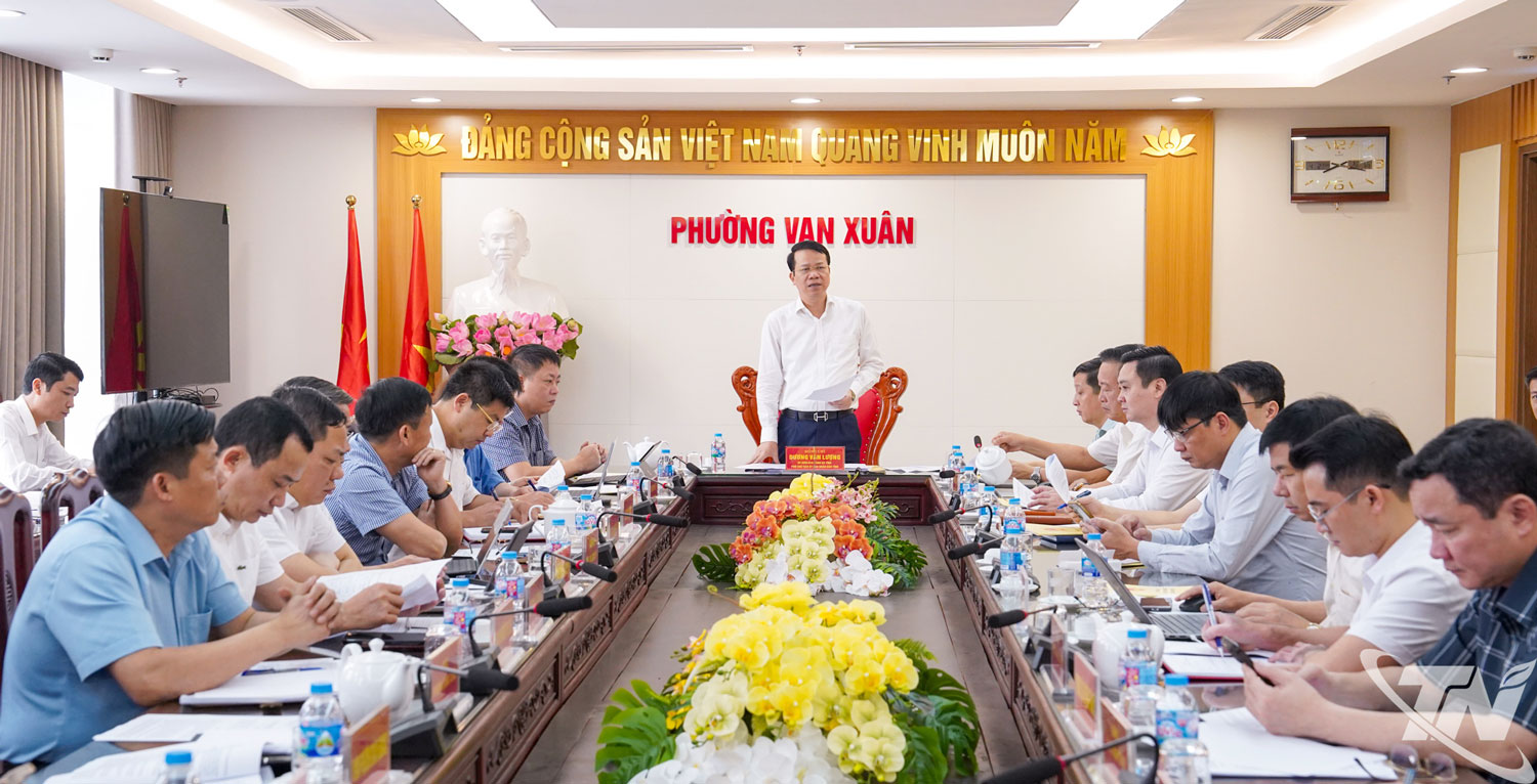 Đồng chí Phó Chủ tịch UBND tỉnh Dương Văn Lượng chủ trì buổi làm việc.