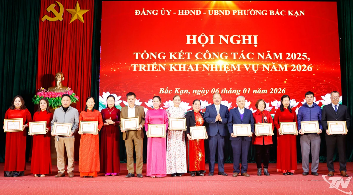 L&atilde;nh đạo phường Bắc Kạn trao tặng Giấy khen cho c&aacute;c tập thể, c&aacute; nh&acirc;n ho&agrave;n th&agrave;nh xuất sắc nhiệm vụ 2025.