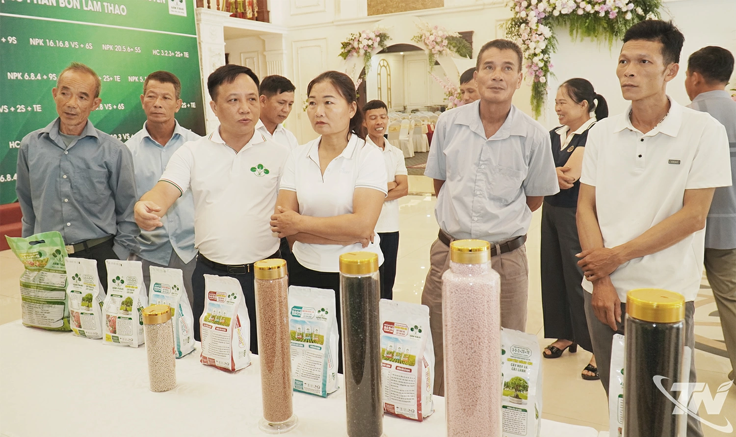 Chuyên gia, kỹ thuật viên Công ty CP Supe phốt phát và hóa chất Lâm Thao tư vấn giải pháp bón phân cho cây chè Thái Nguyên