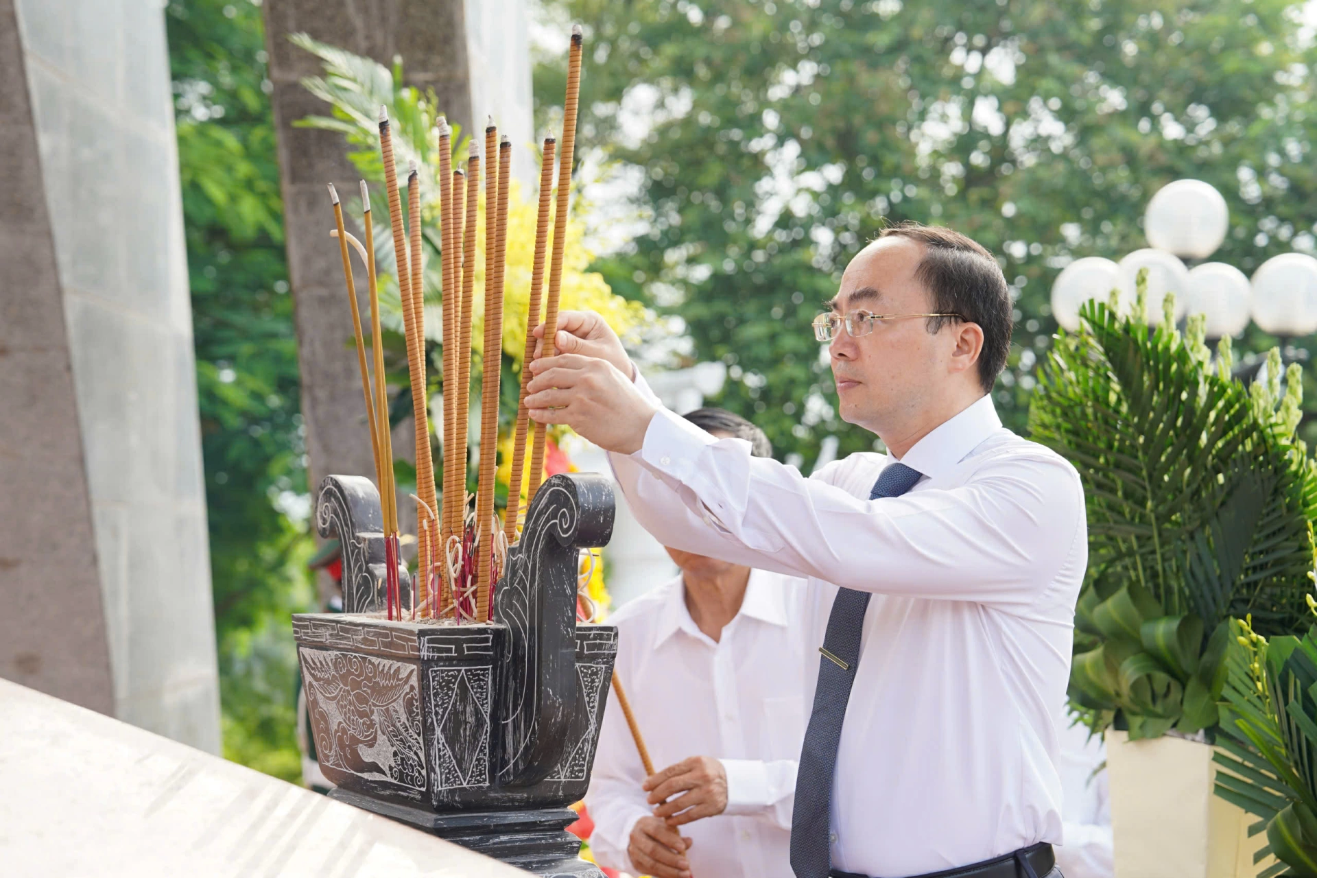 Đồng chí Nguyễn Đăng Bình, Phó Bí thư Thường trực Tỉnh ủy, Trưởng Đoàn đại biểu Quốc hội tỉnh dâng hương.