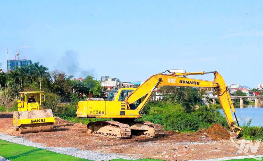 Dự án đê Hữu Cầu đoạn từ cầu Cao Ngạn đến đập Thác Huống,    tổng mức đầu tư trên 8.500 tỷ đồng, đang được triển khai.