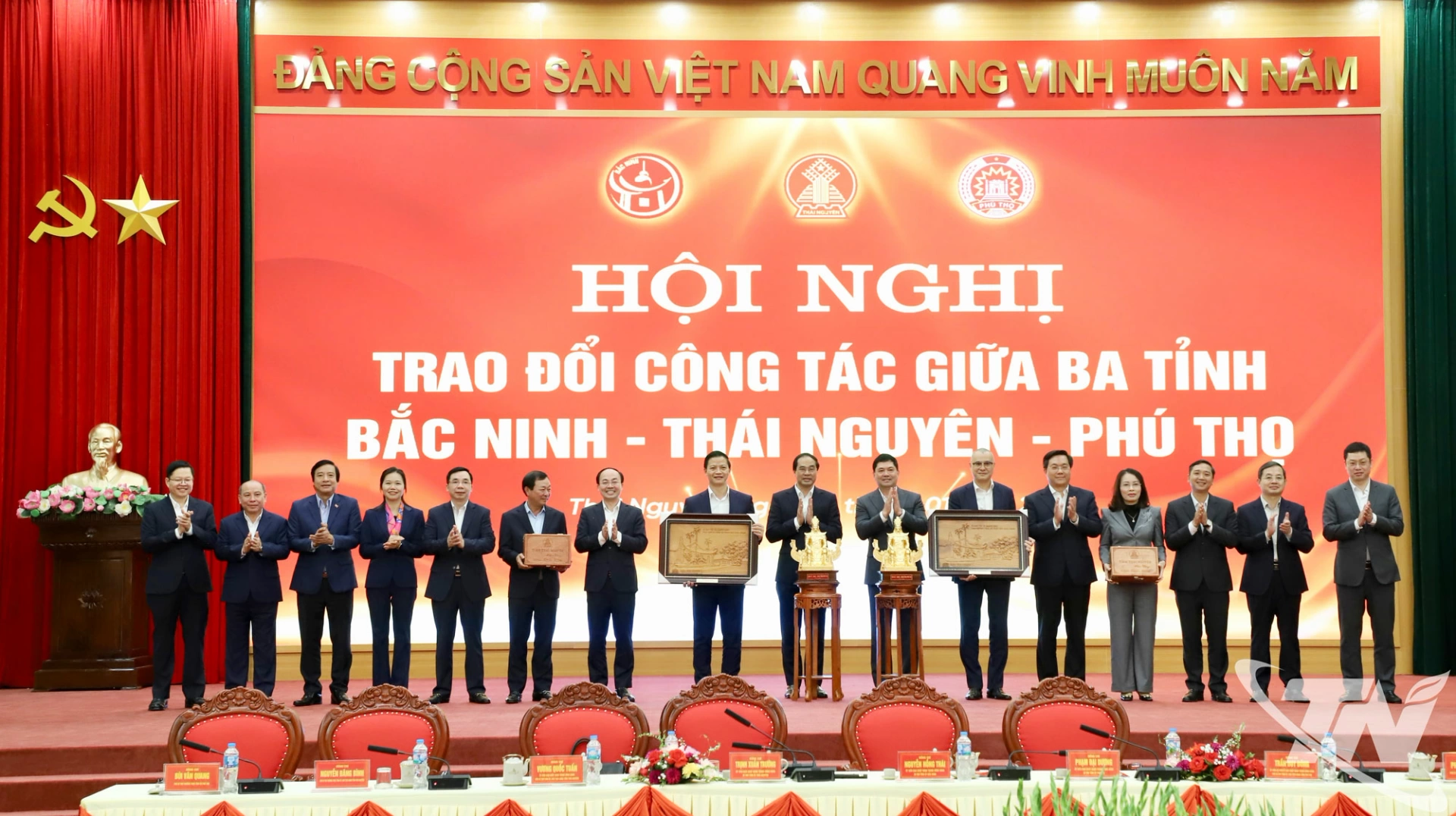 Lãnh đạo ba tỉnh tặng quà lưu niệm.