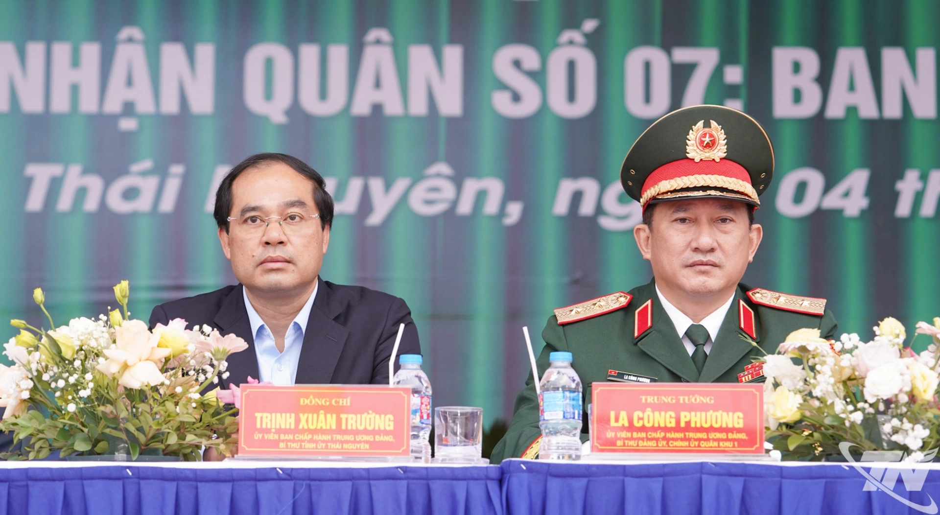 Đồng chí Bí thư Tỉnh ủy Trịnh Xuân Trường và Thiếu tướng La Công Phương, Chính ủy Quân khu 1 dự buổi Lễ.