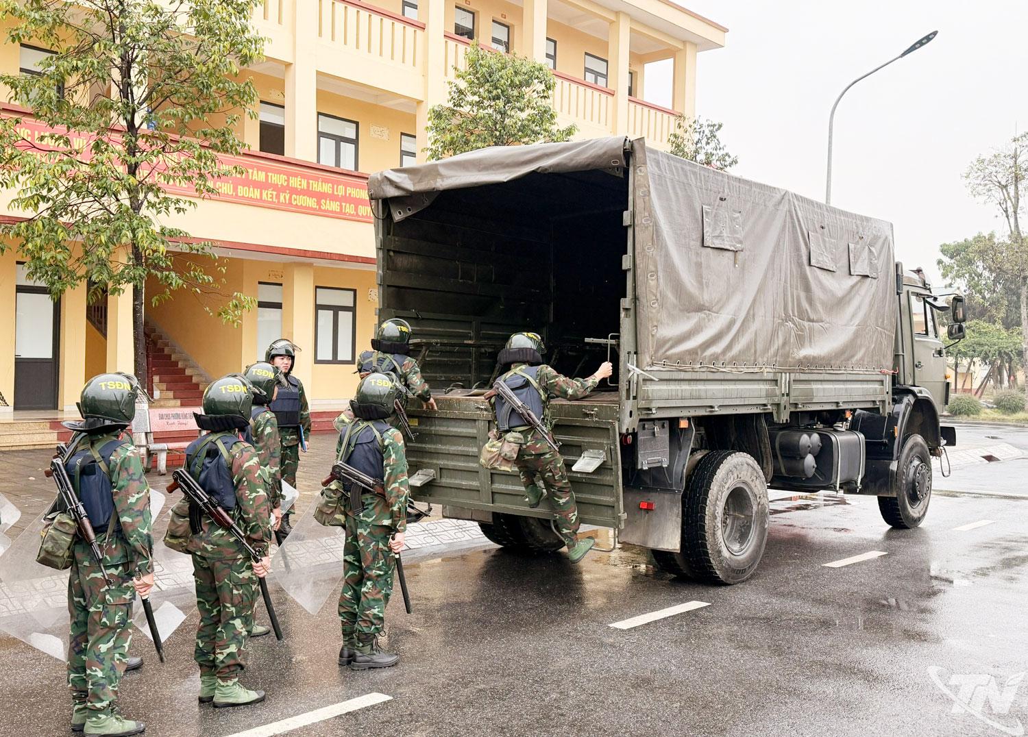 Khẩu đội súng máy 12,7 ly, Ban Chỉ huy phòng thủ khu vực 3 - Sông Công luyện tập phương án đánh địch đột nhập đường không.