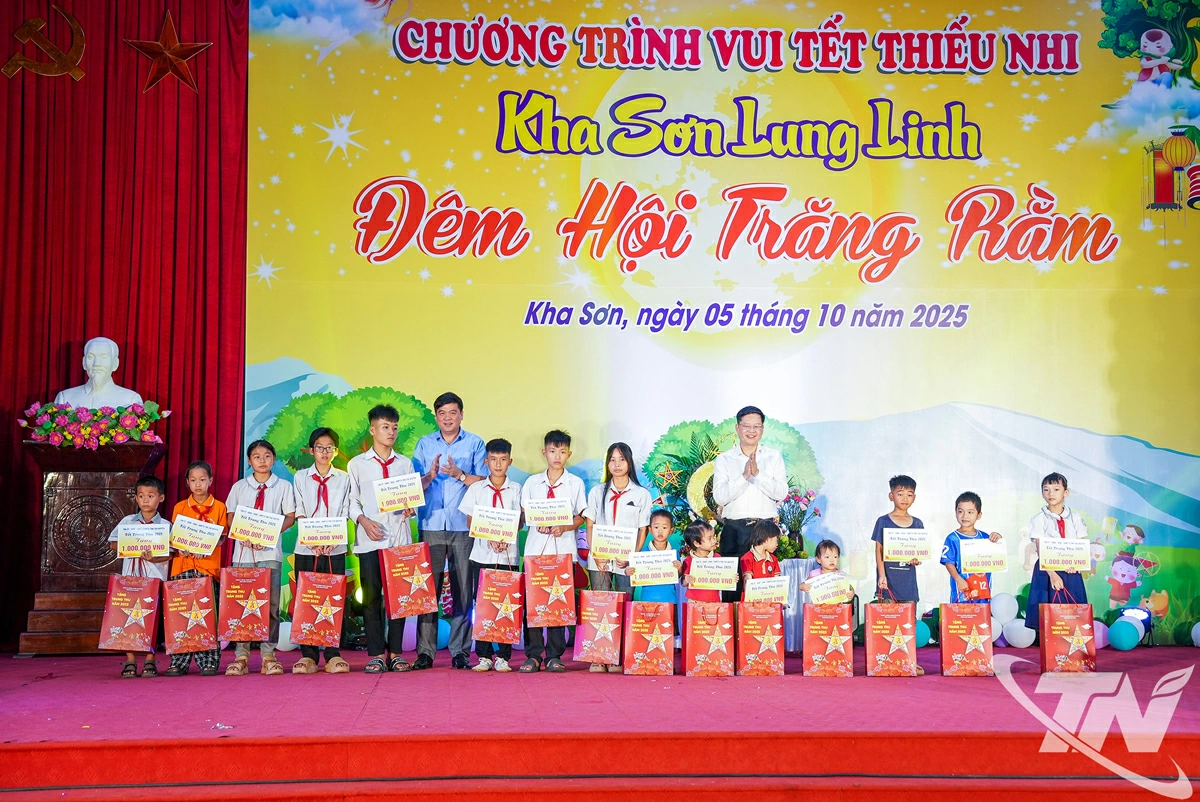 Đồng chí Đinh Quang Tuyên đã trao tặng 15 suất quà (gồm quà và 1 triệu đồng/suất) tặng các học sinh có hoàn cảnh khó khăn đã vượt khó vươn lên trong học tập trên địa bàn xã.