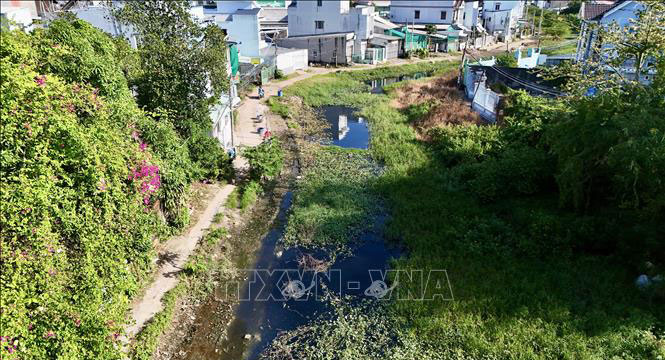 Rạch Bà Bầu (phường Long Xuyên, tỉnh An Giang) tồn đọng bùn và rác thải gây ô nhiễm nghiêm trọng do dự án chỉnh trang đô thị kéo dài nhiều năm chưa hoàn thiện. Ảnh tư liệu: Thanh Sang/TTXVN