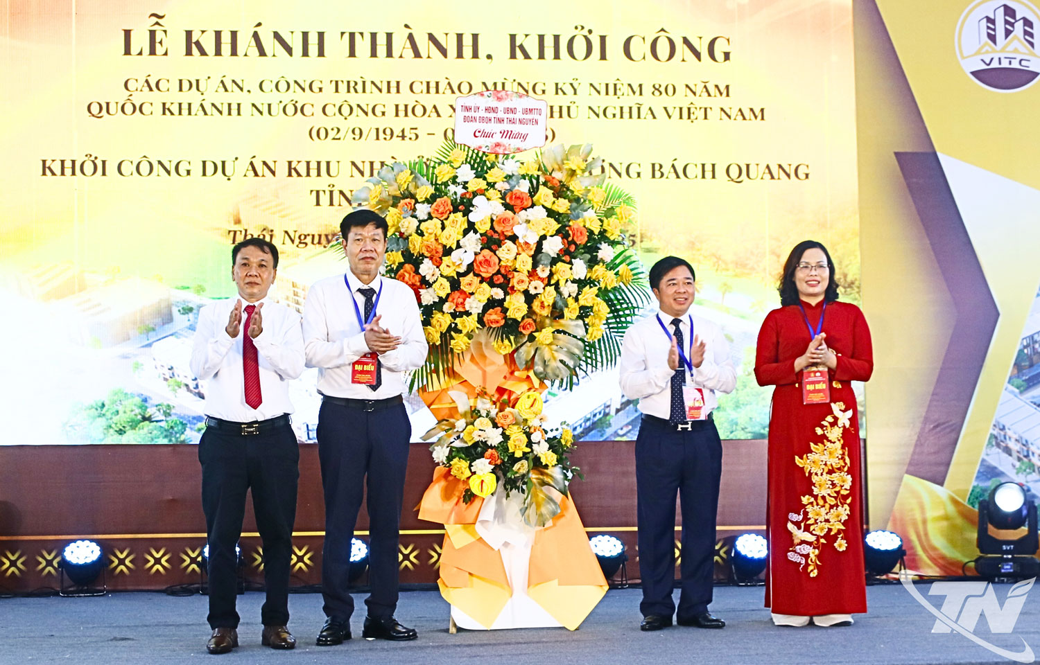 Các đồng chí lãnh đạo tỉnh chúc mừng Lễ khởi công Dự án.