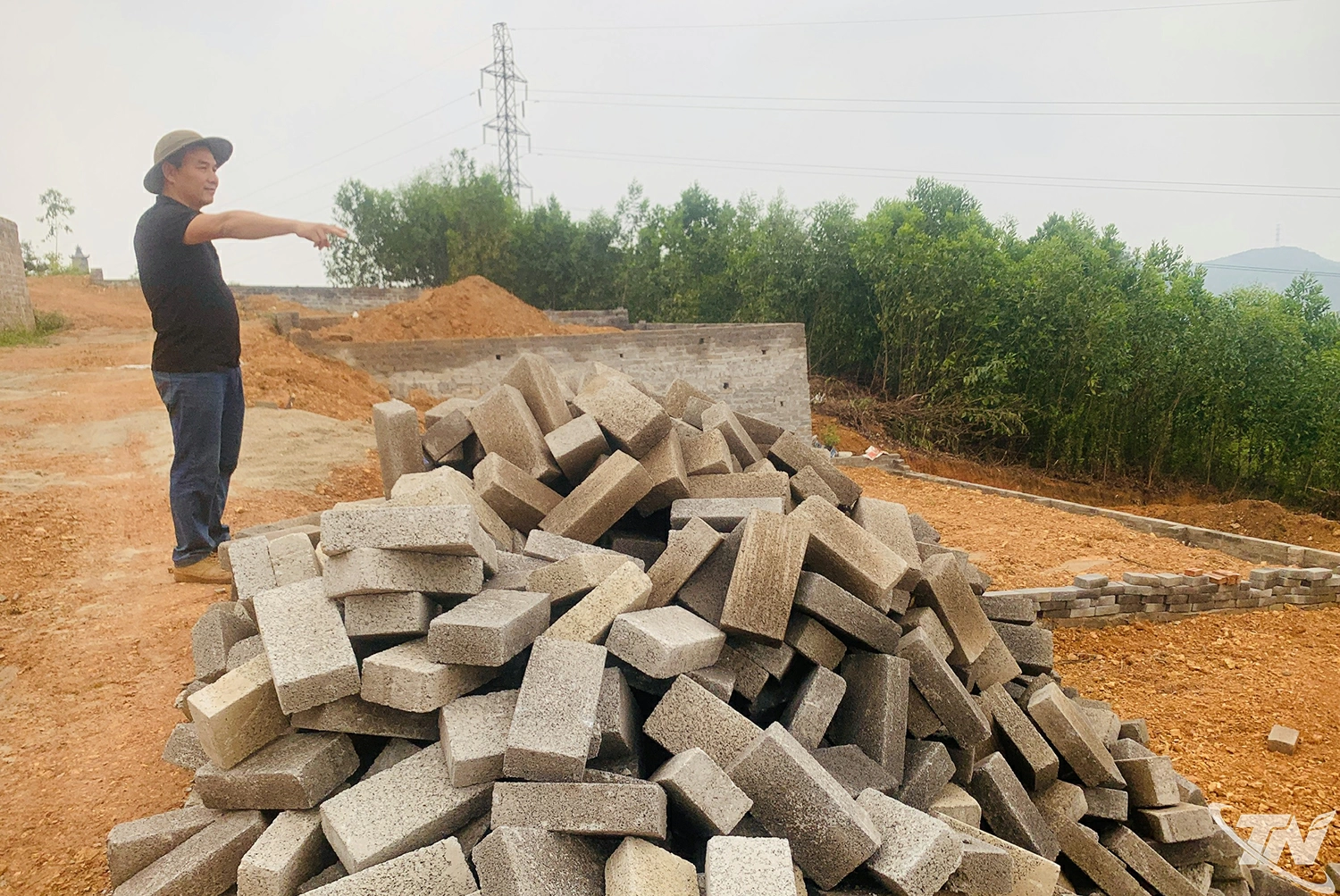 Vật liệu xây dựng được tập kết tại hiện trường.