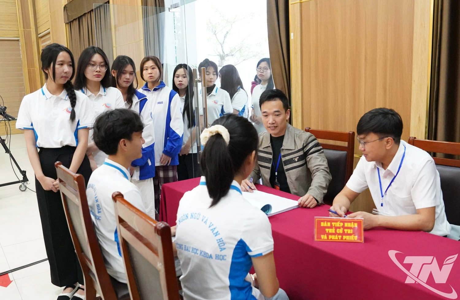 Thực hành phát phiếu và hướng dẫn cử tri bỏ phiếu bầu cử.