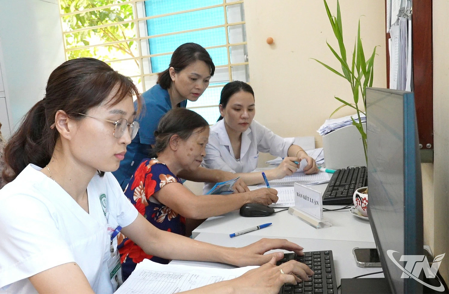 Chị Vũ Thị Uyên, nhân viên Trạm Y tế phường Linh Sơn đang nhập dữ liệu lên hệ thống.