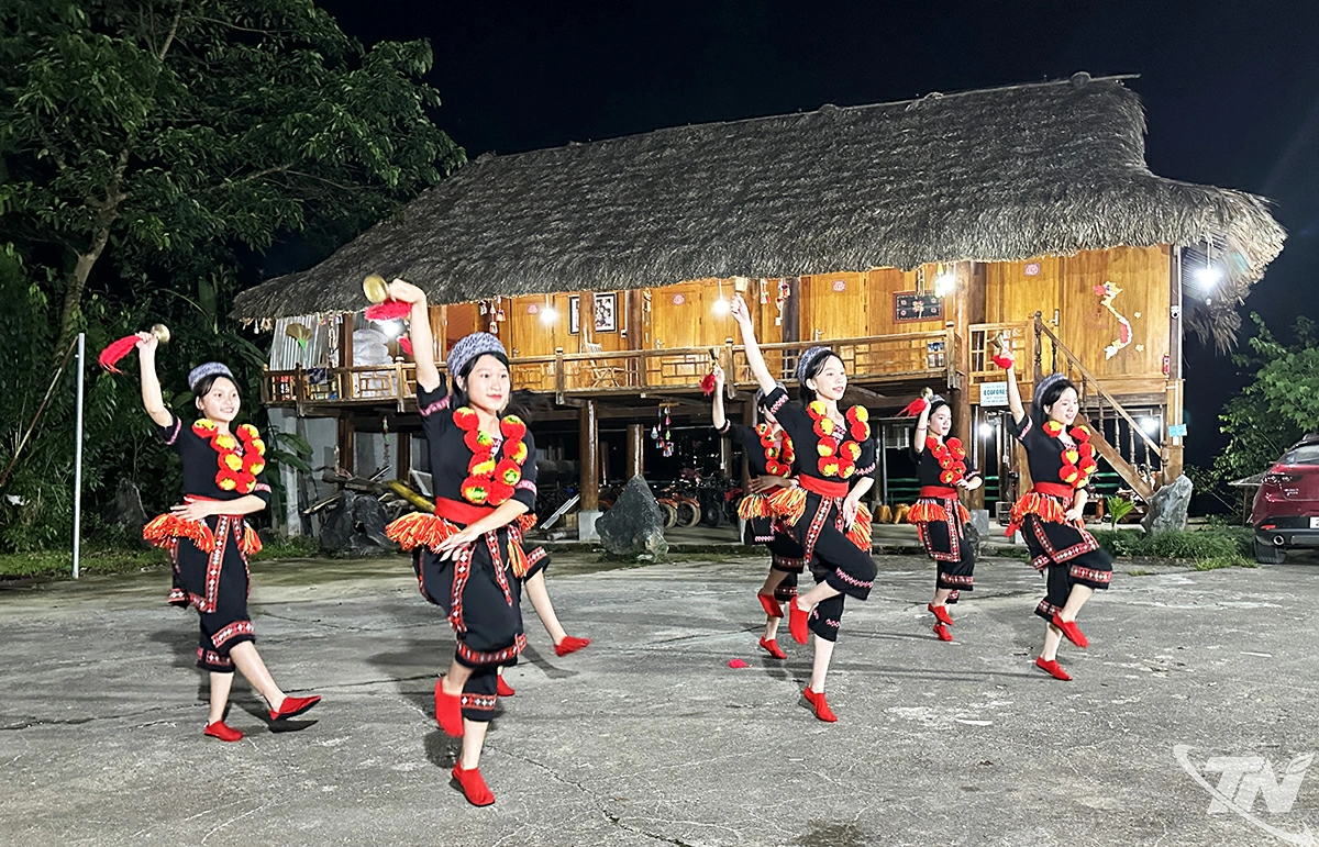 Người dân thôn Nà Tông, xã Thượng Lâm, tỉnh Tuyên Quang, biểu diễn văn nghệ phục vụ du khách tại các homestay trên địa bàn.