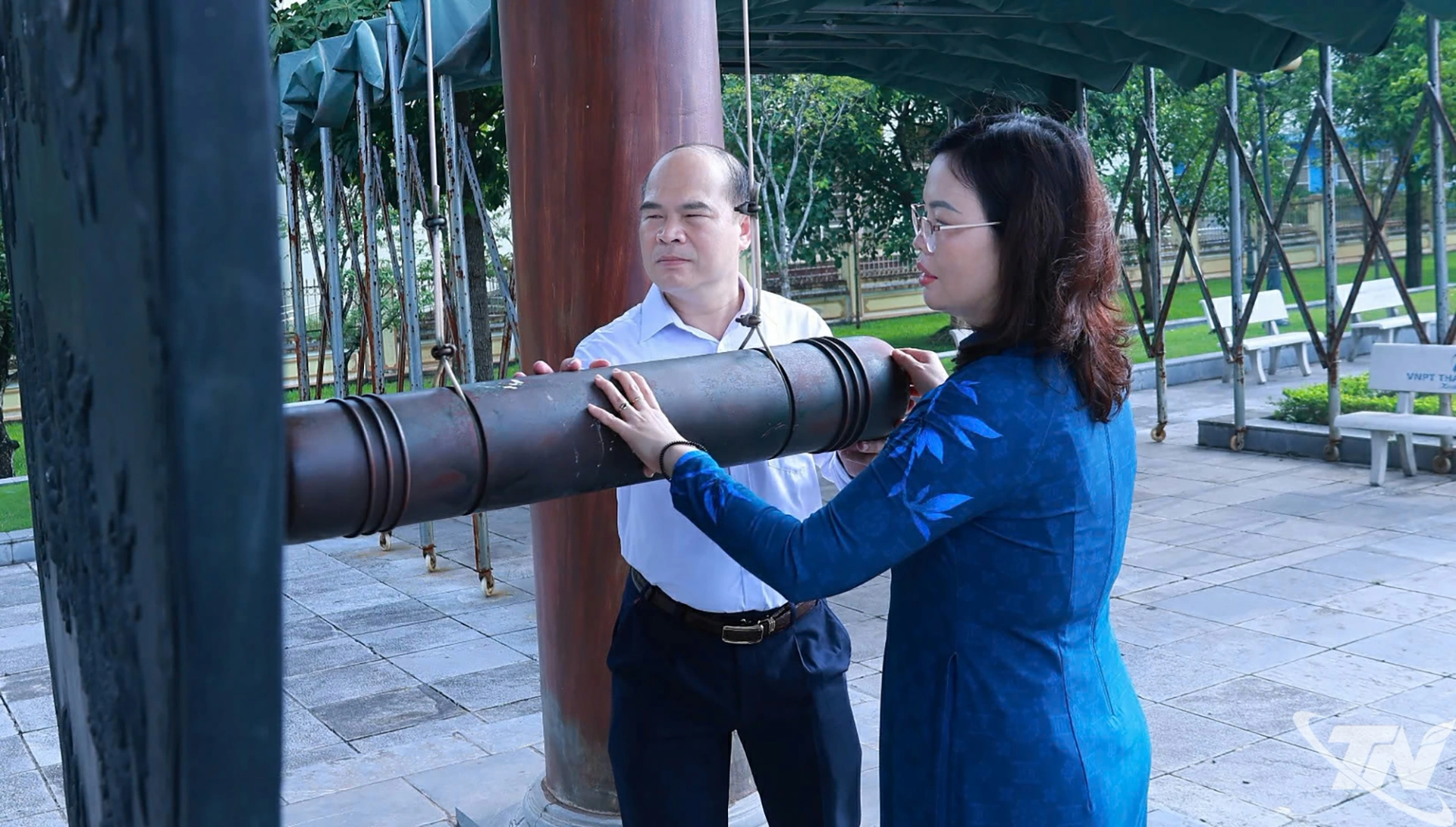 Các đồng chí lãnh đạo tỉnh thỉnh khánh.