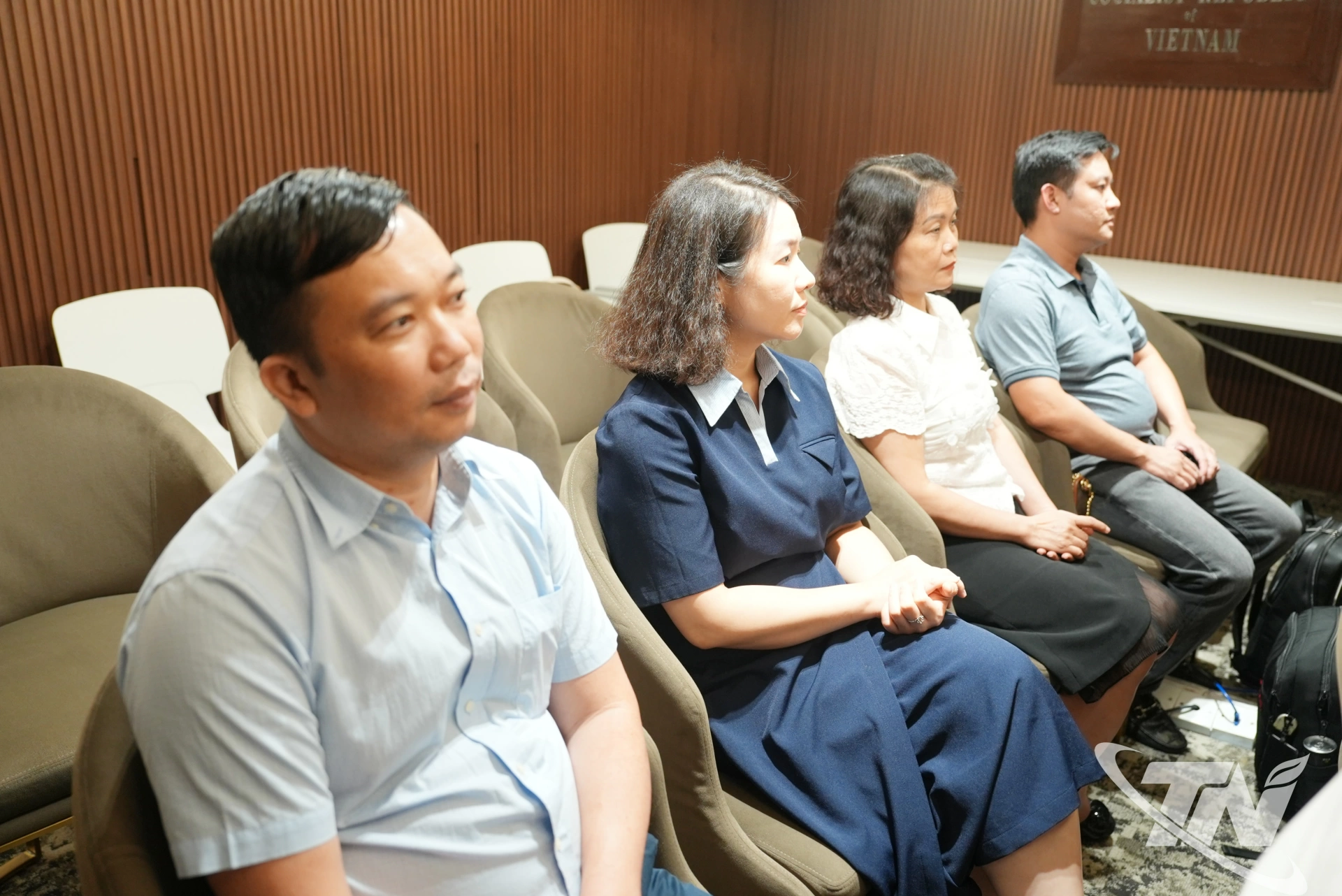 Cán bộ Lãnh sự quán Việt Nam tại Hồng Công, Macao tham dự buổi làm việc.
