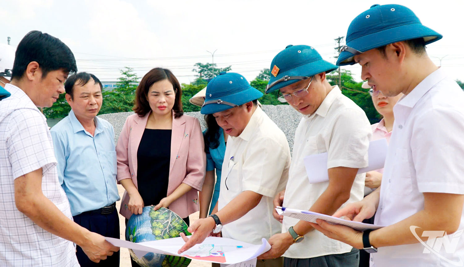 Đoàn khảo sát kiểm tra thực tế tại các dự án trên địa bàn phường Bách Quang.